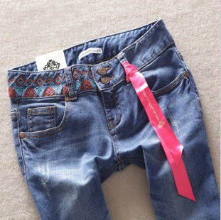 2012fornarina - slim embroidery cat blue wearing white skinny pants jeans female