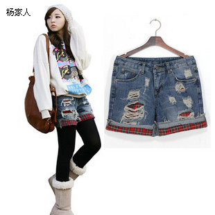 2013 all-match personality water wash distrressed red plaid decoration roll up hem denim shorts