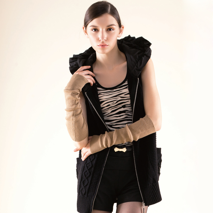 2013 autumn and winter women 21573 long design with a hood cardigan sweater vest