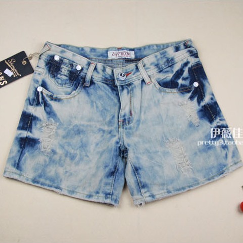 2013 wearing white female hole denim shorts letter retro finishing loose shorts