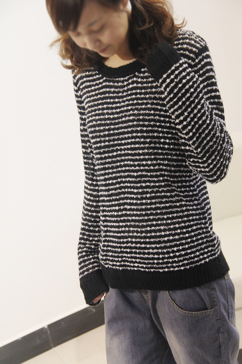 Brief vintage classic black and white stripe sweater pullover