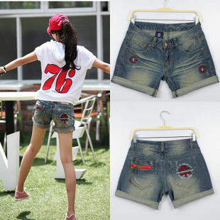 embroidery distrressed denim shorts