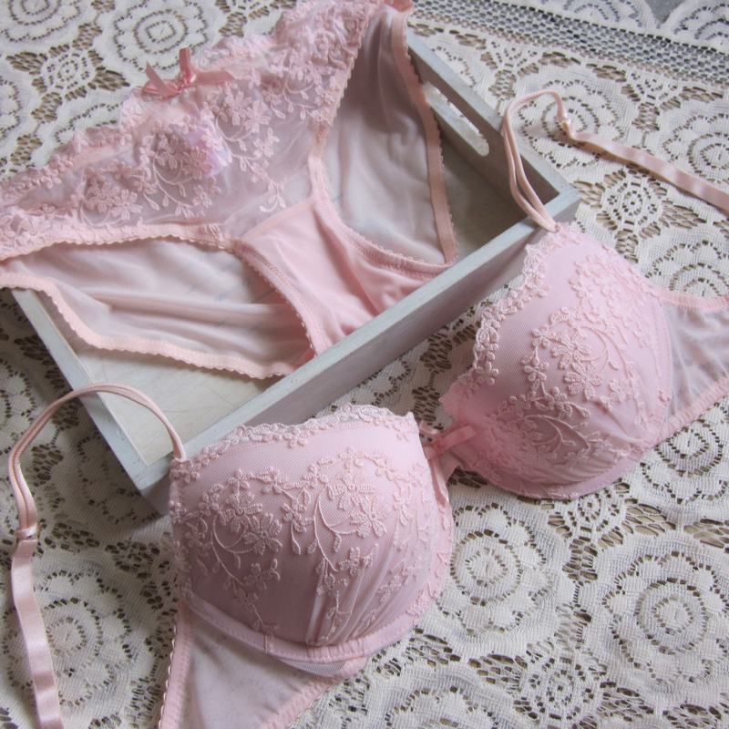 Fashion pink deep V-neck embroidery bra women's sexy underwear set