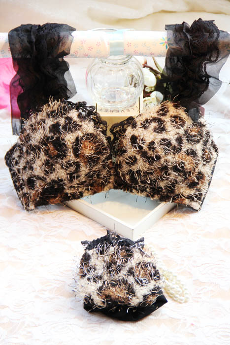 Fashion ! sexy plush leopard print large lace shoulder strap underwear bra set