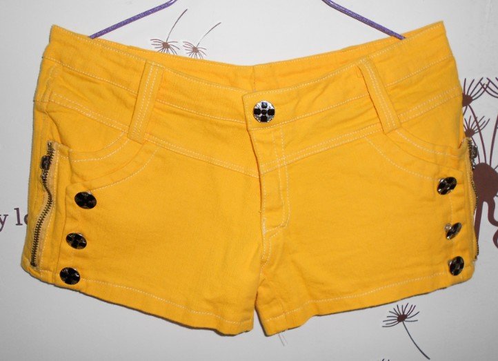 Fashion Women Pants Short Trousers with Yellow Color