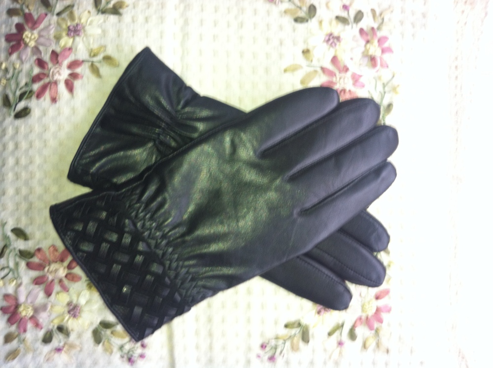 It's a lady's leather gloves, first-class quality, wholesale and retail, free shipping, factory direct sale, ordering