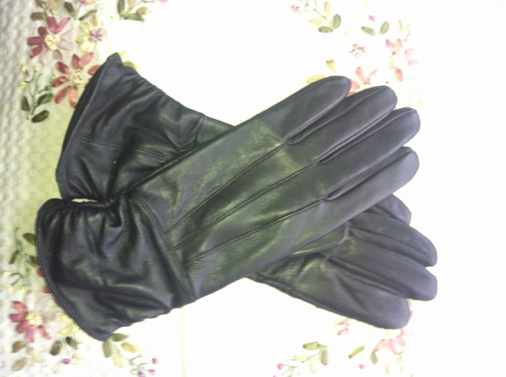 It's a lady's leather gloves, first-class quality, wholesale and retail, free shipping, factory direct sale, ordering