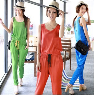 Korean version of casual small feet solid color sleeveless jumpsuit