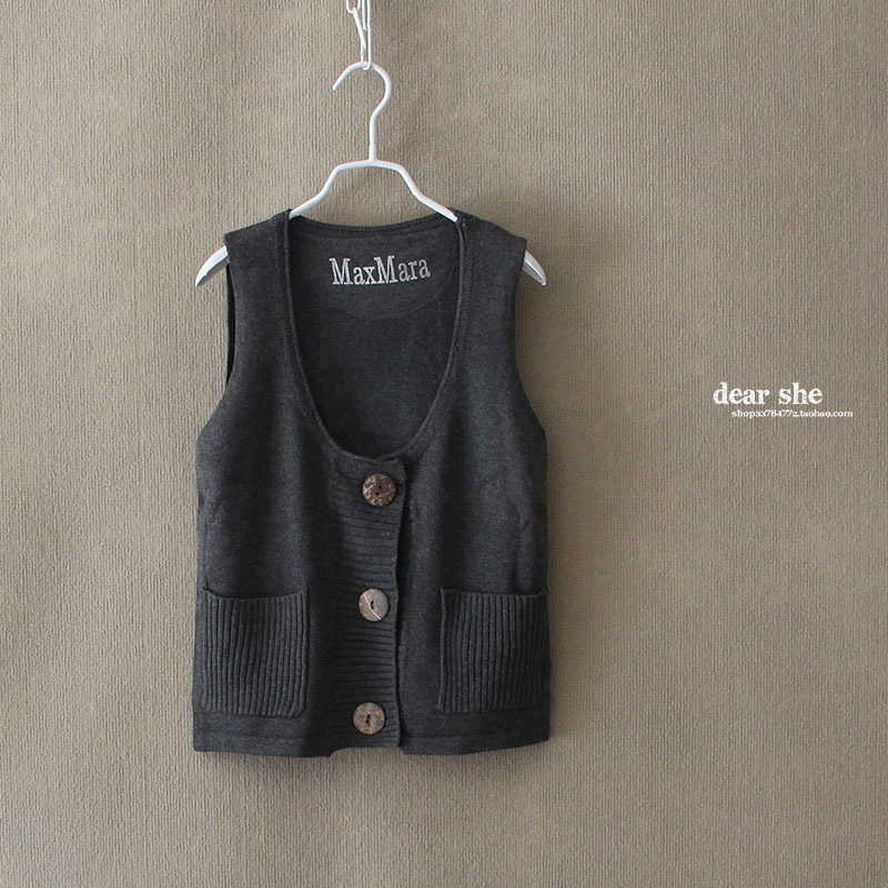 Large wood button vest Dark gray knitted sweater vest