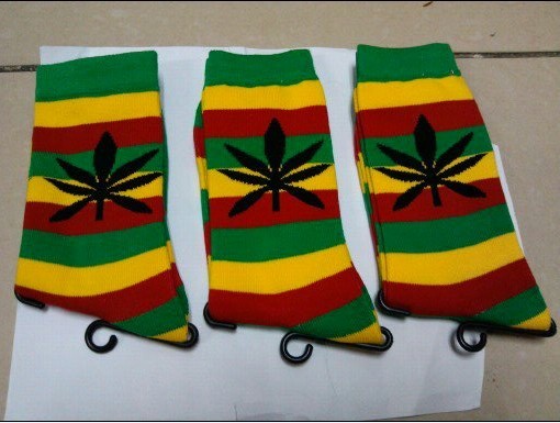 Low price wholesale hot fashion huf socks for men and women sliding plate and hiphop 100% cotton socks ma leaves