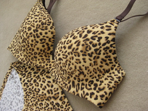 Small wild : seamless one piece type leopard print bra . cup