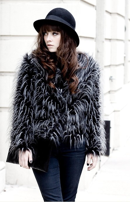 The new autumn and Winter Faux Fur coat sleeve color peacock feather fur