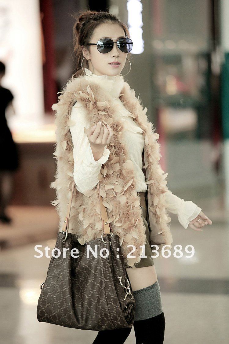 The new winter natural fur fire feather ostrich wool stitching in the long vest