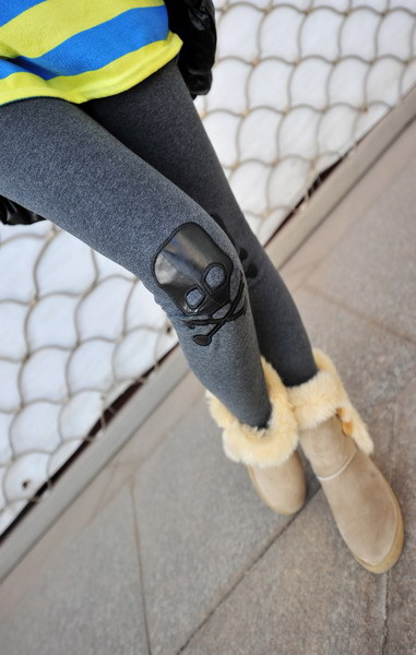 The trends Korean  new autumn and winter  paste thickening warm knee leather skull leggings Dark gray Color Y-319