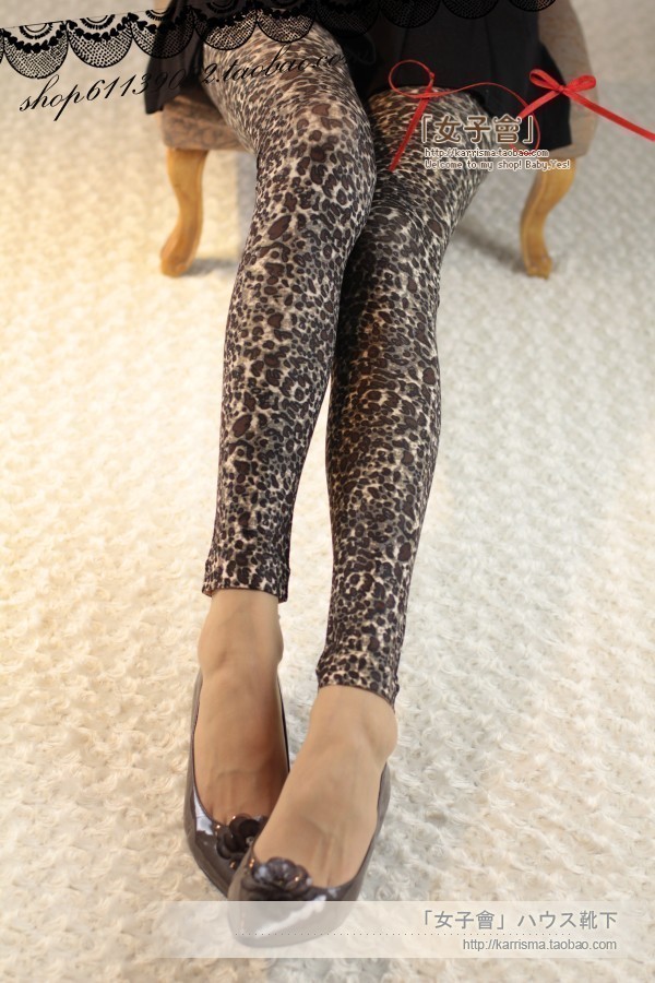 The woman of the wild leopard print faux leather tight legging ankle length trousers