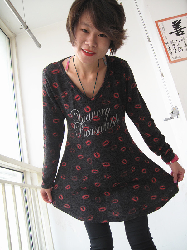 V-neck red lips design loose long wool sweater !